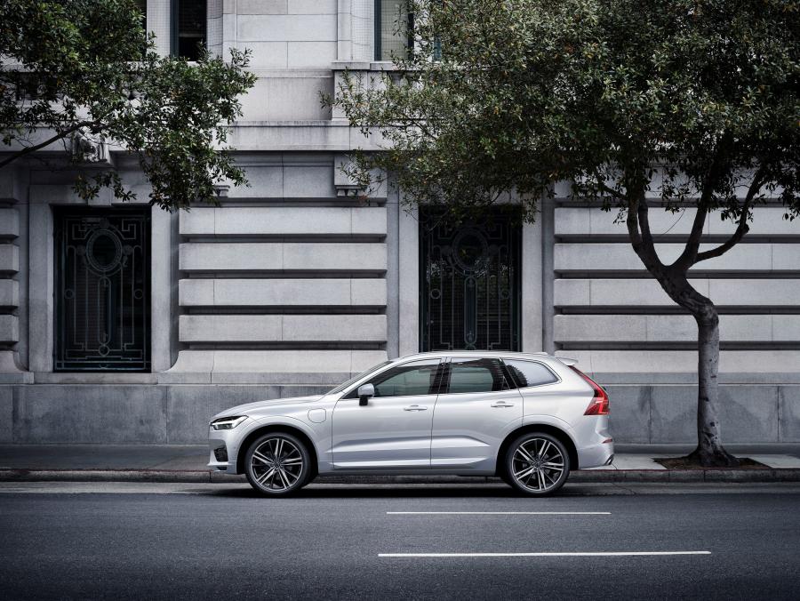 Volvo XC60 T8 R-Design 2017 года  (WW) (фото 18 из 23)